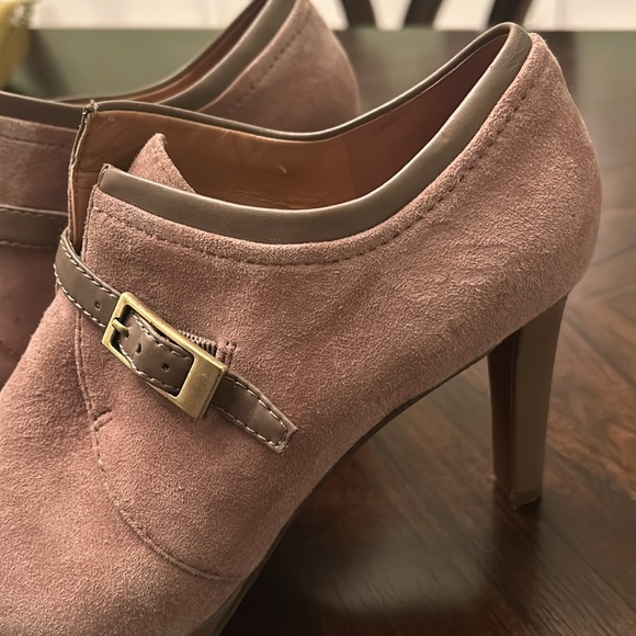 Franco Sarto Women’s Heeled Boots w/ Buckle, preowned in Great condition Size 9